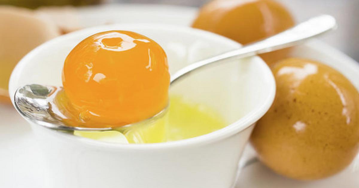 4-reasons-why-you-need-to-start-drinking-raw-egg-yolks-el-t-fe