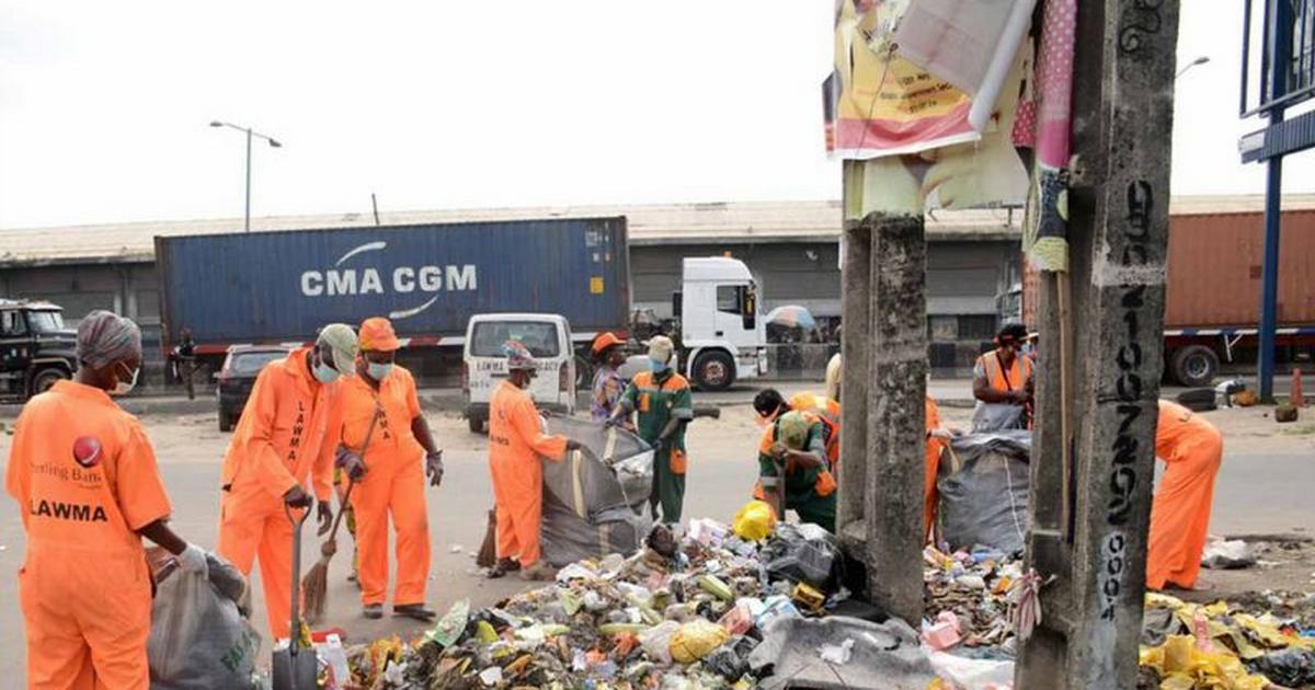 Lagos accuses contractors of paying street sweepers N5k instead of 25k |  Pulse Nigeria